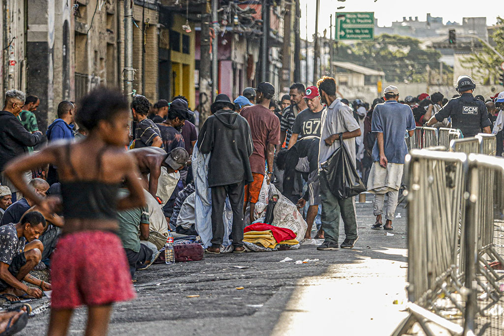 Recicladoras e ferros-velhos da Cracolândia, no centro de São Paulo, usam catadores com dependência química como mão de obra barata, dizem procuradores do Gaeco (Foto: Paulo Pinto/Agência Brasil)