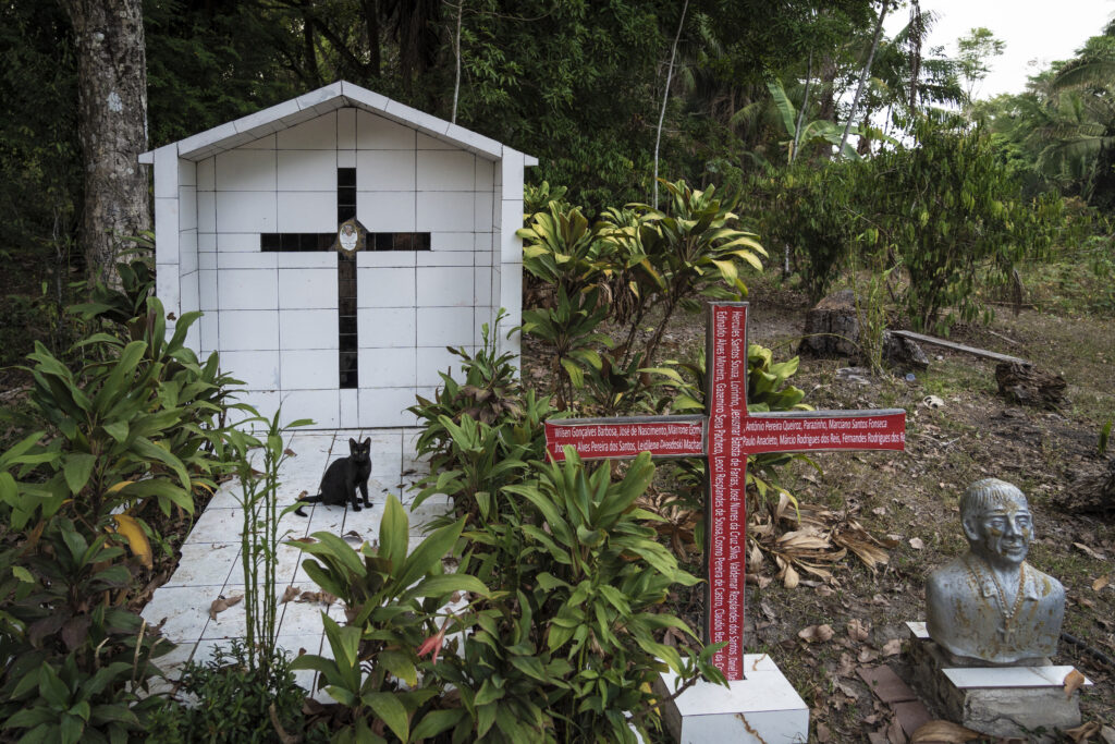 Em frente ao túmulo da missionária Dorothy Stang, uma cruz lembra os nomes de todas as vítimas de conflitos por terra em Anapu (PA) (Fernando Martinho/Repórter Brasil)
