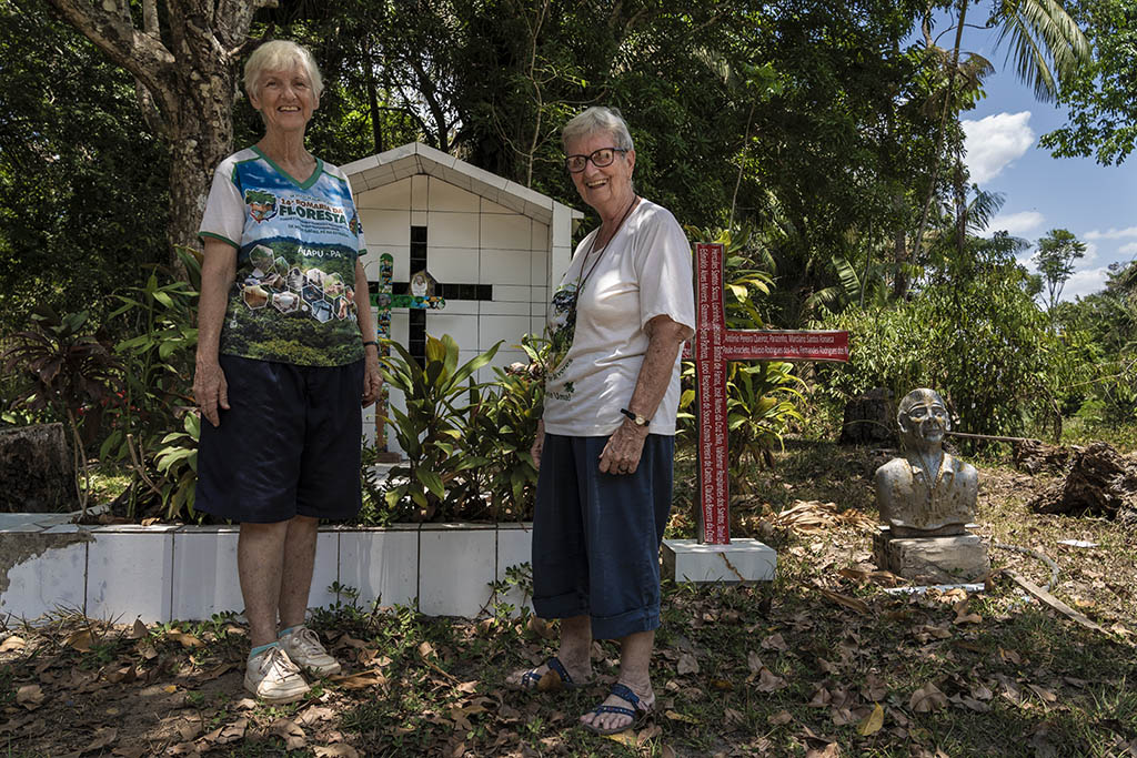 Anapu, Pará, Brasil 20-09-2023 Retrato da irmã Katy Webster (mais alta) e Irmã Jane Dwyer, freira norte-americana da ordem Nortre Dame de Namour, que sucedem o trabalho da freira assassinada Dorothy Stang no túmulo de Dorothy Stang, no Centro de Formação São Rafael. Série de reportagens do projeto Pulitzer Center sobre violência no campo. Percorremos assentamentos e acampamentos em várias cidades do Mato Grosso e Pará, mostrando como a política do governo do ex–presidente Jair Bolsonaro amplificou a violência na Amazônia. ©Foto: Fernando Martinho