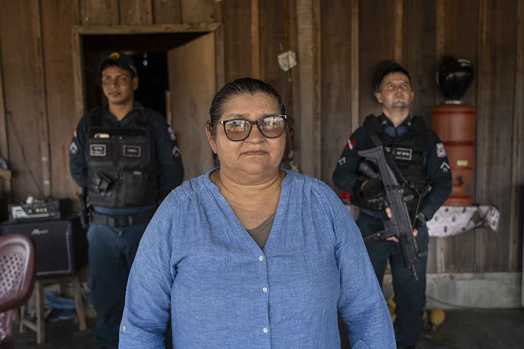 A trabalhadora rural Joelma vive há duas décadas escoltada por policiais militares, que a defendem de pistoleiros contrários à reforma agrária (Foto: Fernando Martinho/Repórter Brasil)