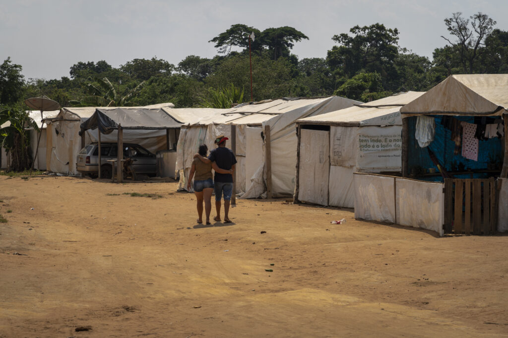 Em um único lote de 100 hectares, os moradores do Acampamento Nova Aliança vivem e plantam de tudo um pouco, o que lhes rendeu o apelido de “a horta”. Eles esperam que a área do assentamento seja novamente destinada à reforma agrária 
(Foto: Fernando Martinho/Repórter Brasil)
