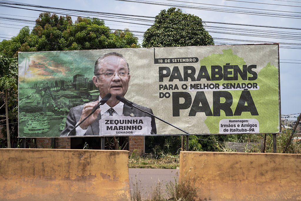 Outdoor homenageia o senador Zequinha Marinho em Itaituba. Parlamentar confirmou presença na "COP do Agro" (Foto: Fernando Martinho/Repórter Brasil)