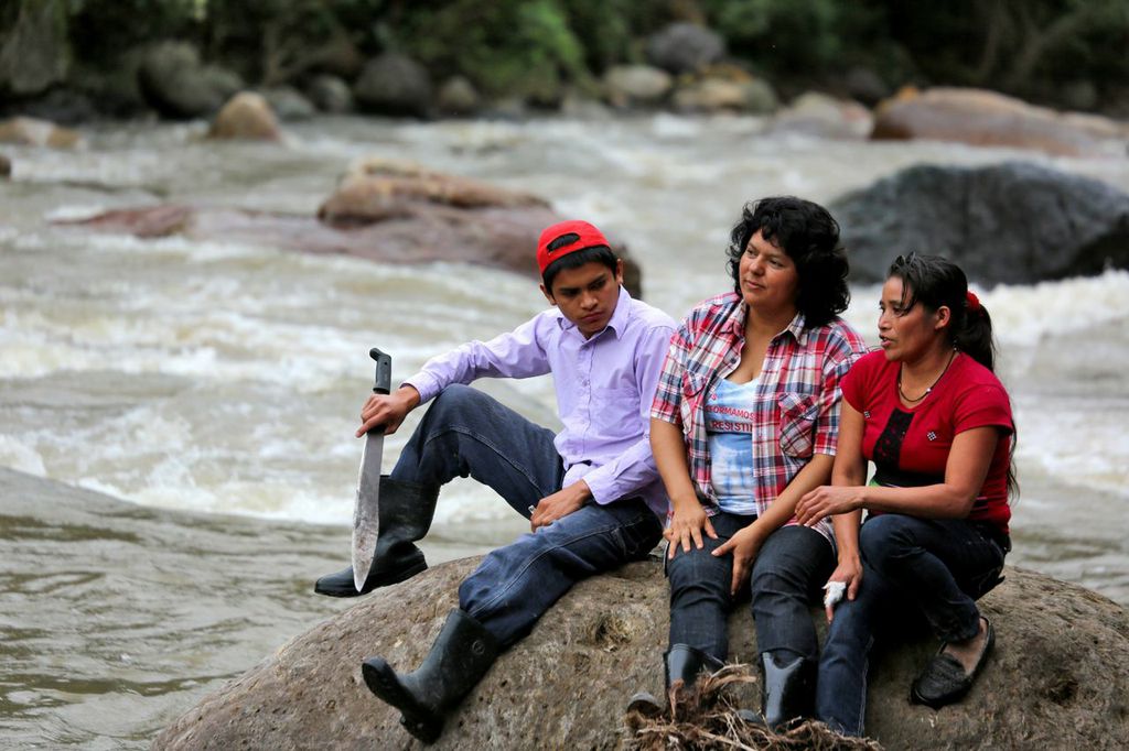 Ativista ambiental hondurenha Berta Cáceres (centro) foi assassinada em 2016 (Foto: WFL)