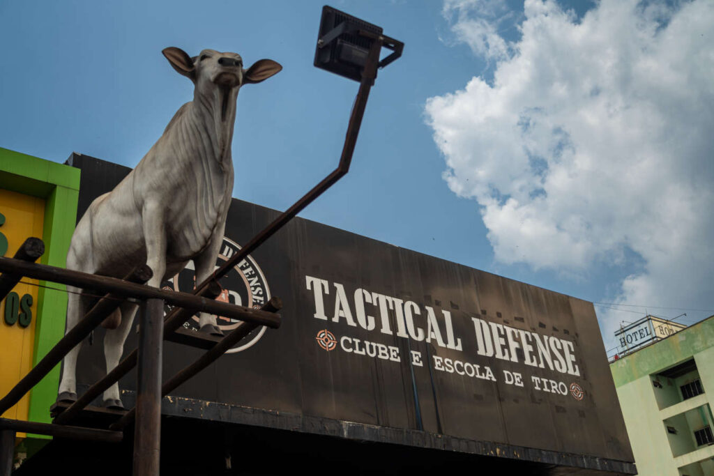 Fachada de comércio e clube de tiro em Marabá, no sul do Pará. Registros de armas de fogo triplicaram no estado entre 2017 e 2022, segundo a PF (Foto: Fernando Martinho/Repórter Brasil)