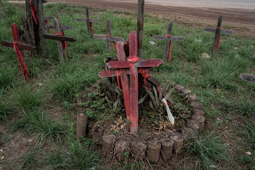 Redenção, Pará, Brasil 28-09-2023. Cruxifixos em homenagem aos mortos do massacre de Eldorado dos Carajás na BR-155. Museu Casa da Memória guarda as informações da luta pela reforma agrária no sul do Pará e serve como memorial do Massacre de Eldorado do Carajás. Série de reportagens do projeto Pulitzer Center sobre violência no campo. Percorremos assentamentos e acampamentos em várias cidades do Mato Grosso e Pará, mostrando como a política do governo do ex–presidente Jair Bolsonaro amplificou a violência na Amazônia. ©Foto: Fernando Martinho