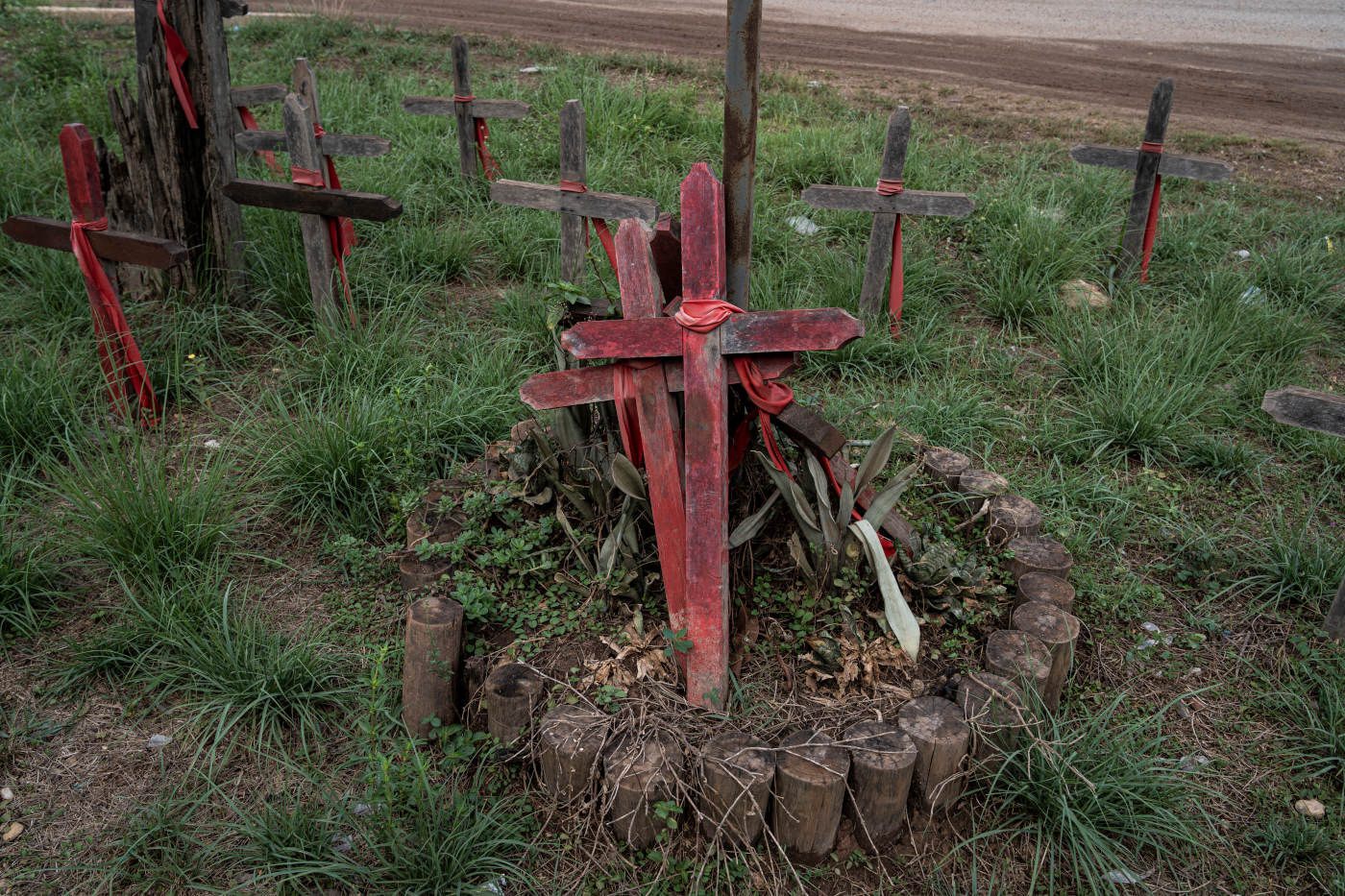 Redenção, Pará, Brasil 28-09-2023. Cruxifixos em homenagem aos mortos do massacre de Eldorado dos Carajás na BR-155. Museu Casa da Memória guarda as informações da luta pela reforma agrária no sul do Pará e serve como memorial do Massacre de Eldorado do Carajás. Série de reportagens do projeto Pulitzer Center sobre violência no campo. Percorremos assentamentos e acampamentos em várias cidades do Mato Grosso e Pará, mostrando como a política do governo do ex–presidente Jair Bolsonaro amplificou a violência na Amazônia. ©Foto: Fernando Martinho