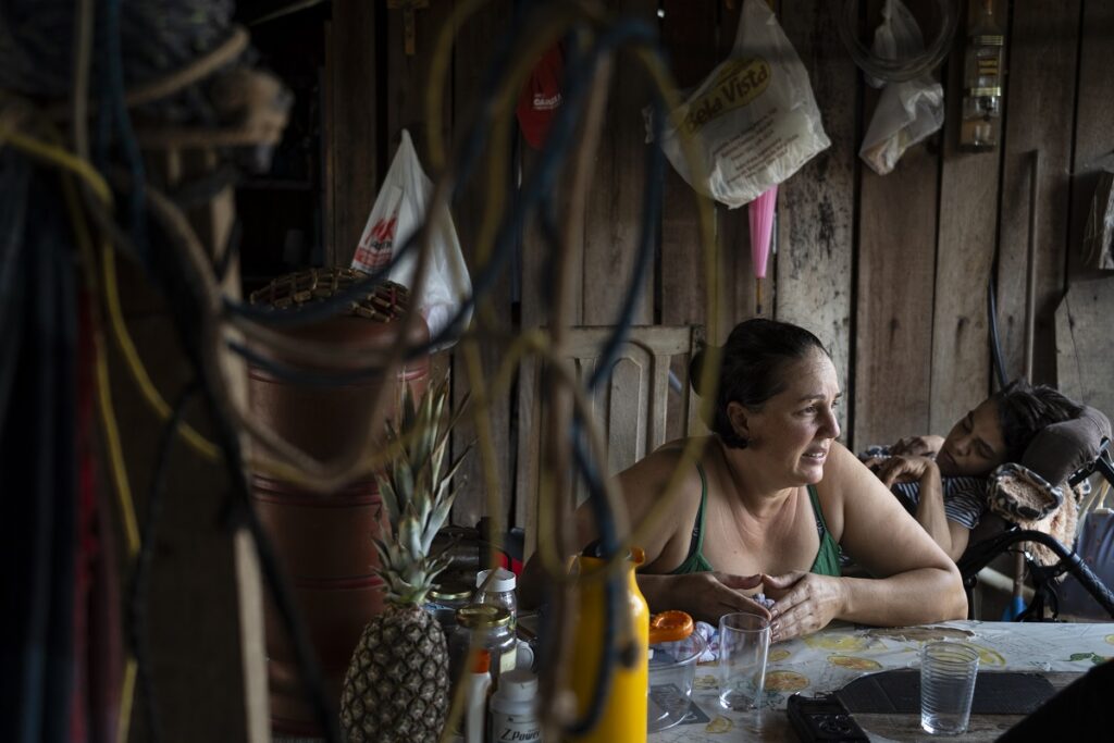 Moradora do acampamento, Débora é viúva e mãe de duas filhas, uma de 20 anos e outra bebê (Foto: Fernando Martinho/Repórter Brasil)