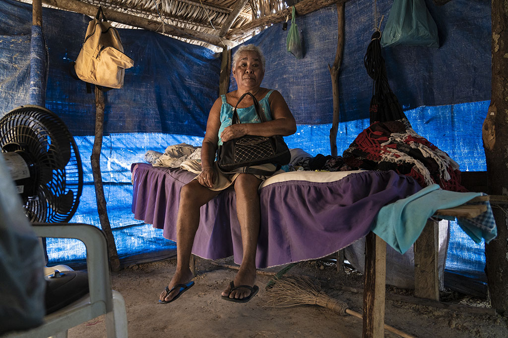 Dona Raimunda não se separa de sua bolsa, com medo de novos despejos. É assim a vida desde que foi expulsa de um acampamento por homens encapuzados e armados. "Meus documentos são tudo o que tenho" (Foto: Fernando Martinho/Repórter Brasil)