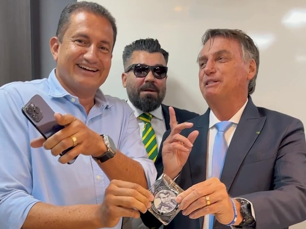 Lauriano (à esq.) recebe de Bolsonaro a medalha de “imbrochável”, observados pelo deputado federal Caveira (PL-PA). Lauriano e Bolsonaro foram alvo de pedidos de indiciamento pela CPMI do 8 de Janeiro (Foto: Reprodução/Redes sociais)