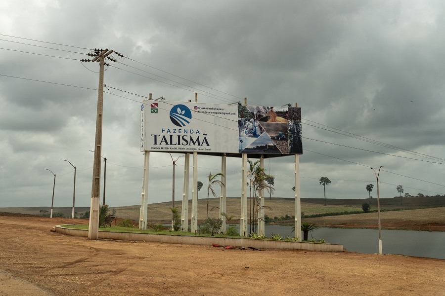 Outdoor anuncia a entrada da fazenda Talismã (Fernando Martinho/Repórter Brasil)
