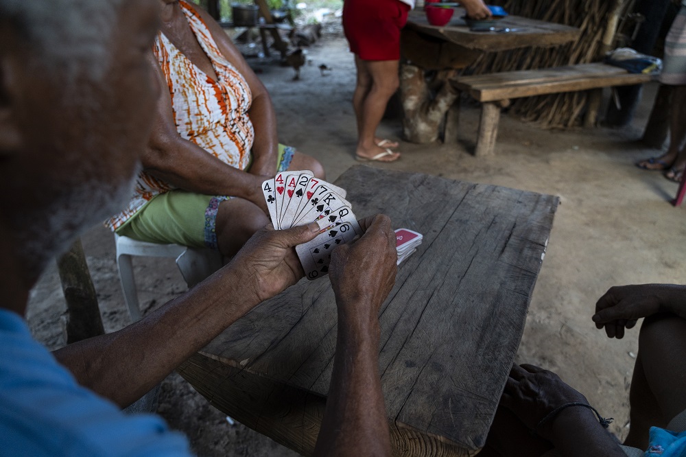 Nova Ipixuna, Pará, Brasil 25-09-2023 Pequenos agricultores jogando cartas em barraco de lona e palha no Acampamento São Vinícius em Nova Ipixuna. Série de reportagens do projeto Pulitzer Center sobre violência no campo. Percorremos assentamentos e acampamentos em várias cidades do Mato Grosso e Pará, mostrando como a política do governo do ex–presidente Jair Bolsonaro amplificou a violência na Amazônia. ©Foto: Fernando Martinho