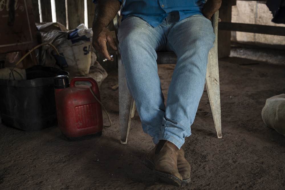 Redenção, Pará, Brasil 30-09-2023. Imagens do assentamento Buriti ou Deus é Pai no município Santa Maria das Barreiras. Os moradores não podem ser identificados por motivos de segurança. Série de reportagens do projeto Pulitzer Center sobre violência no campo. Percorremos assentamentos e acampamentos em várias cidades do Mato Grosso e Pará, mostrando como a política do governo do ex–presidente Jair Bolsonaro amplificou a violência na Amazônia. ©Foto: Fernando Martinho