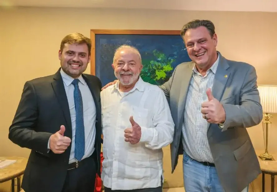 O ministro da Agricultura, Carlos Fávaro (à dir.), e o secretário-executivo da pasta, Irajá Rezende de Lacerda (à esq.), ao lado do presidente Lula. Fávaro e Lacerda são produtores rurais de Mato Grosso (Foto: Reprodução/Redes sociais)