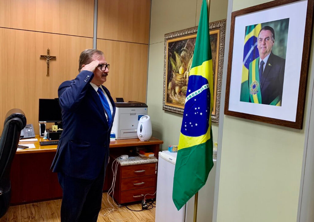 O então secretário especial de Assuntos Fundiários do governo Bolsonaro, Luiz Antonio Nabhan Garcia, bate continência para a imagem oficial do ex-presidente (Foto: Reprodução/Redes sociais)