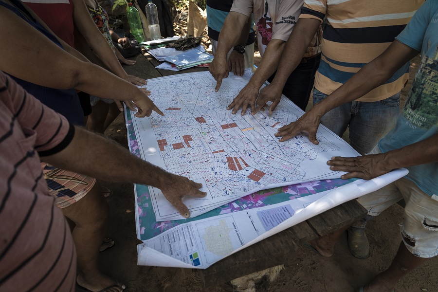 Trabalhadores sem terra mostram o mapa dos lotes do assentamento Assentamento Tapurah/Itanhangá, hoje tomado pela soja no Acampamento Nova Aliança (Foto: Fernando Martinho/Repórter Brasil)
