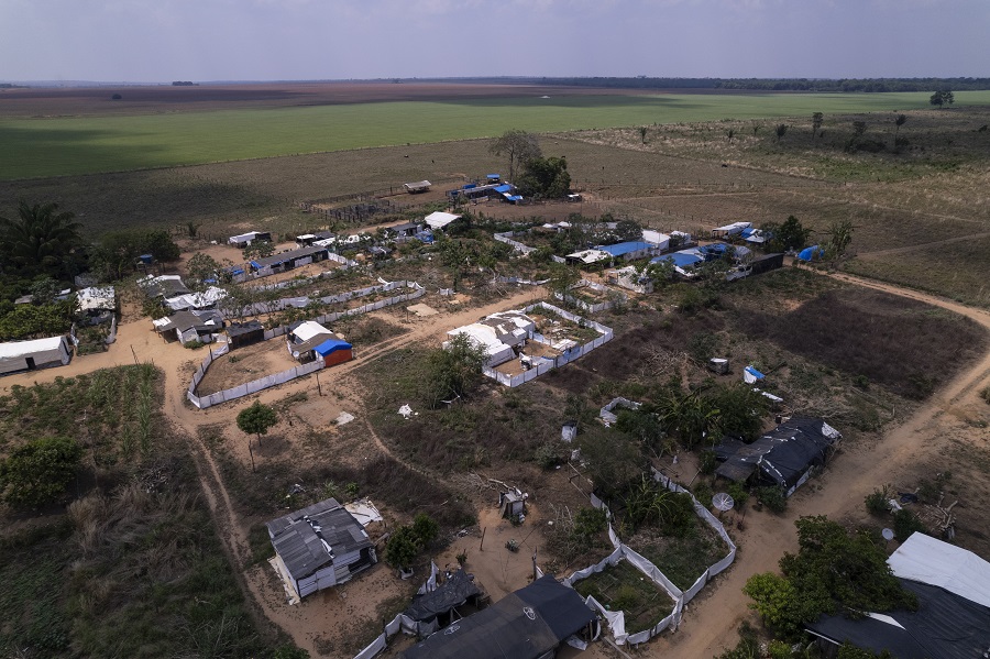 Vista aérea do Acampamento Nova Aliança: um enclave da reforma agrária no meio da soja (Foto: Fernando Martinho/Repórter Brasil)