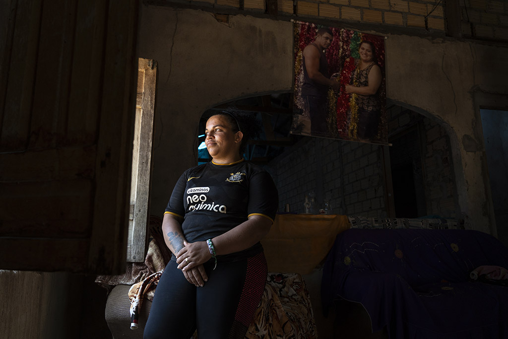 Fabiana, filha de Osvalinda, quer continuar o trabalho da mãe na associação de mulheres do assentamento (Foto: Fernando Martinho/Repórter Brasil)