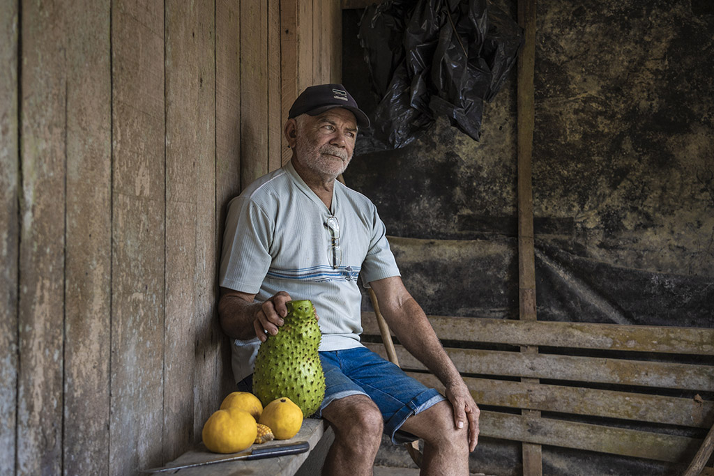 "Isso tudo aqui vai virar campo de soja”, diz Antônio Silva, que não acredita na resistência da agricultura familiar diante da força do agronegócio (Foto: Fernando Martinho/Repórter Brasil)