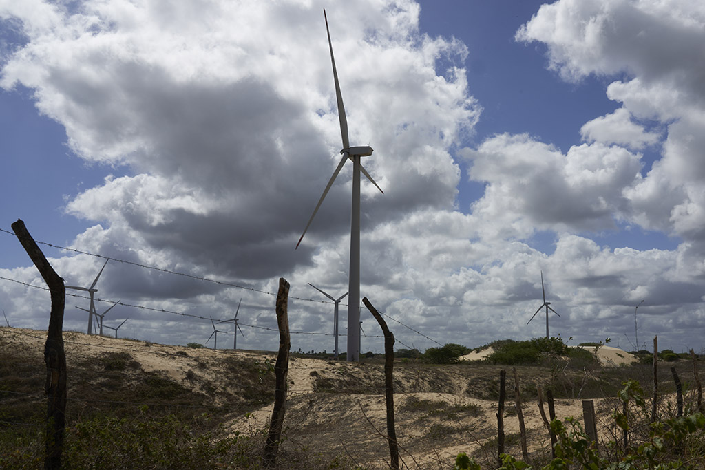 Dunas utilizadas pela comunidade centenária de Enxu Queimado foram cercadas com a chegada das torres eólicas (Foto: Mariana Greif/Repórter Brasil)