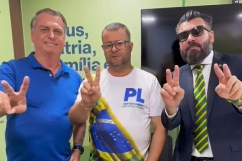 O candidato Dalton Gomes Scherr Junior (PL) entre o ex-presidente Jair Bolsonaro e o deputado federal Delegado Caveira (PL-PA) (Foto: Reprodução/ Redes Sociais)