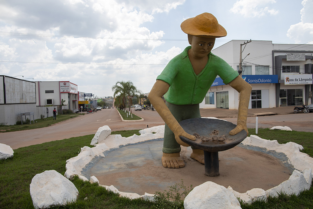 Estátua de garimpeiro na principal avenida de Novo Progresso (Crédito: João Laet/ Repórter Brasil)