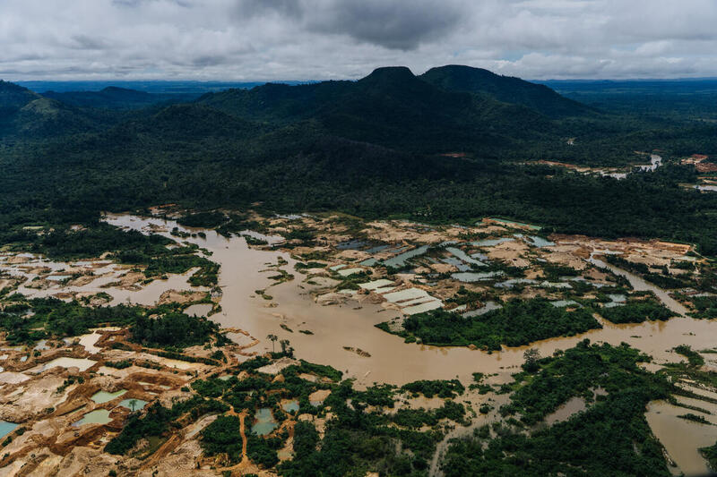 Imagem mostra garimpos ilegais dentro da Terra Indígena Kayapó, no sul do Pará. O território é o mais invadida por garimpos, seguido pela terra dos Mundurukus e pela terra dos Yanomami (Foto: Christian Braga/Greenpeace)