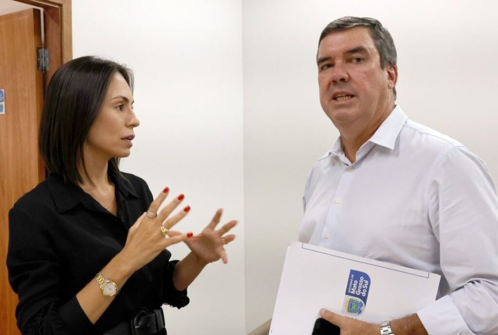 Luana Ruiz, assessora da Casa civil do Mato Grosso do Sul, é advogada e filha do casal que alega a propriedade em litígio. Na foto, ela aparece ao lado do governador Eduardo Riedel (Foto: Reprodução/Facebook)