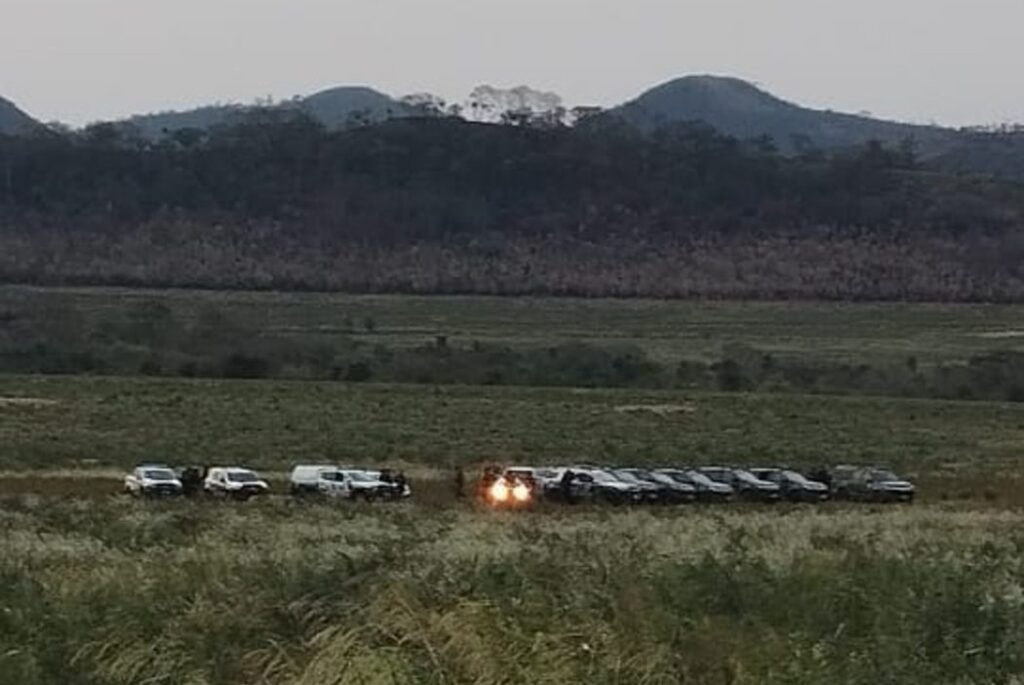 Forças da Polícia Militar do Pará protegem a sede de uma fazenda localizada em uma área reivindicada como terra indígena pelo povo Guarani Kaiowá (Foto: Povo Guarani Kaiowá)