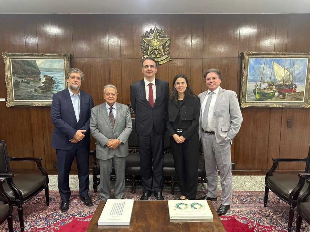 Christian Lohbauer (à direita) e Letícia Jacintho se reuniram com o presidente do Senado Rodrigo Pacheco (ao centro) no início deste ano para falar do Plano Nacional da Educação. (Foto Reprodução/Redes Sociais)