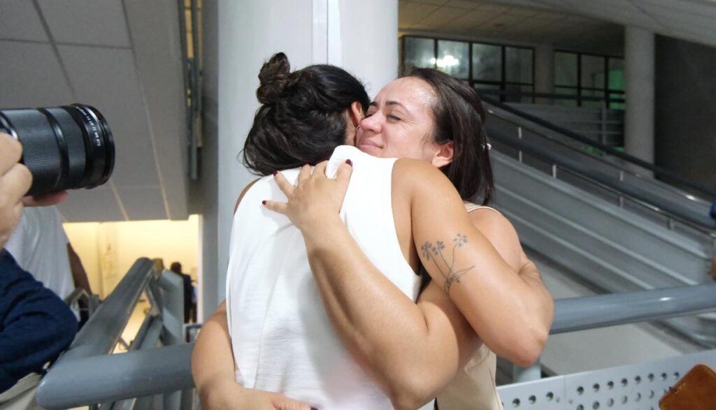 Marcia Xavier, filha de Zé Maria do Tomé, abraça os apoiadores na saída do julgamento (Foto: Ana Aranha/ Repórter Brasil)