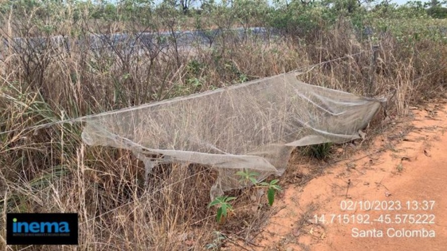 Cerca danificada flagrada em inspeção do órgão ambiental da Bahia. Sem proteção adequada, os animais acessam os canais de irrigação, ficam presos e se afogam (Foto: Reprodução/Inema)