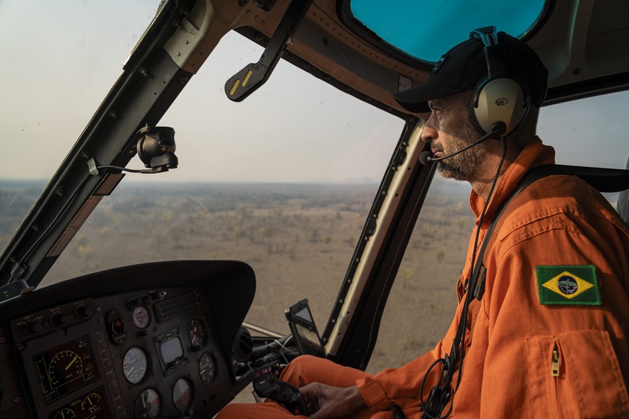 Sobrevoo de helicóptero que transporta brigadistas do Prevfogo e faz monitoramento de focos de incêndio na aldeia Tomazi na Terra Indígena Kadiwéu (Foto: Fernando Martinho/Repórter Brasil)