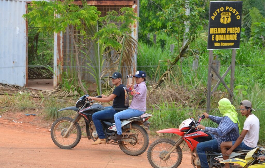 Lauanda Peixoto circula em garupa de moto dentro da Terra Indígena Apyterewa. A ex-vereadora era dona de um posto no local (Foto: Reprodução)