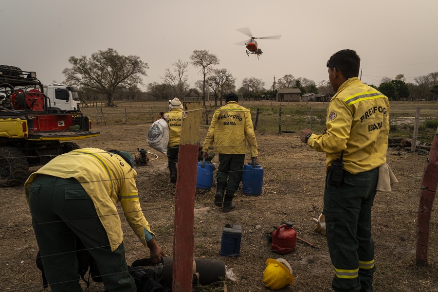 Brigadistas do Prevfogo do Ibama  em preparação para combate de incêndios na Terra Indígena Kadiwéu (Foto: Fernando Martinho/Repórter Brasil)