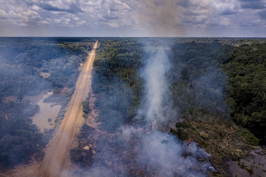 Vista aérea de desmatamento com fogo na rodovia BR-319, no Amazonas, em 2021 (Foto: Fernando Martinho/Repórter Brasil)