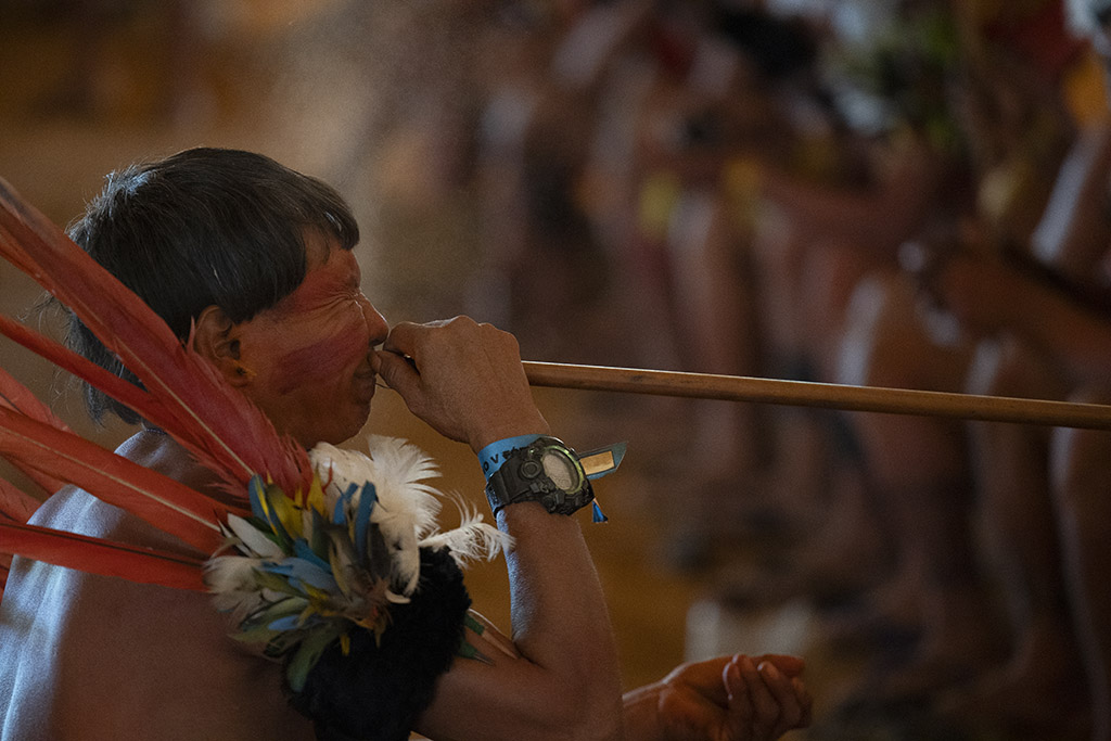 Encontro de xamãs ocorreu de 9 a 11 de novembro de 2024, na comunidade Yakeplaopi, região de Palimiu, na Terra Indígena Yanomami. O encontro foi simbólico e representou uma retomada, pois a região foi uma das mais acossadas pelo garimpo ilegal, sendo a principal rota de passagem dos suprimentos para a exploração ilegal de ouro no território

(Fotos: Bruno Kelly/Hutukara Associação Yanomami)