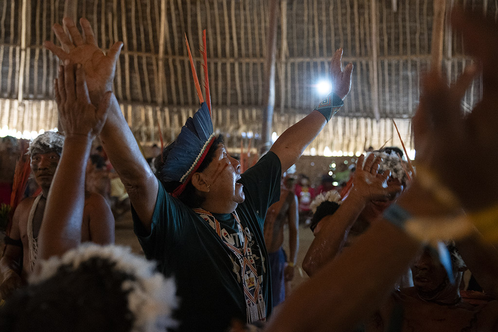 Xamã Davi Kopenawa durante encontro histórico de xamãs Yanomami na comunidade Yakeplaopi, em Palimiu, às margens do rio Uraricoera, uma das localidades mais afetadas pelo garimpo ilegal no território Yanomami (Foto: Bruno Kelly/HAY)