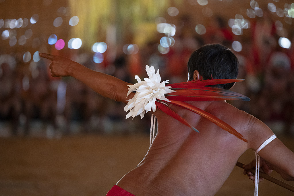 Encontro de xamãs ocorreu de 9 a 11 de novembro de 2024, na comunidade Yakeplaopi, região de Palimiu, na Terra Indígena Yanomami. O encontro foi simbólico e representou uma retomada, pois a região foi uma das mais acossadas pelo garimpo ilegal, sendo a principal rota de passagem dos suprimentos para a exploração ilegal de ouro no território

(Fotos: Bruno Kelly/Hutukara Associação Yanomami)