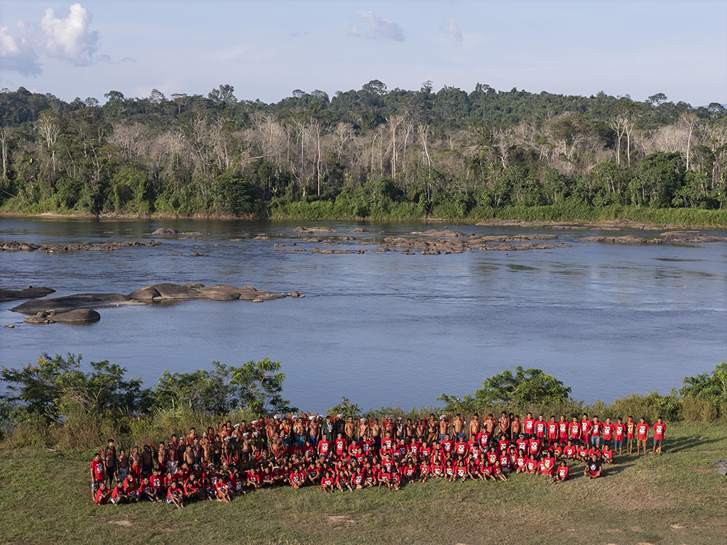 Encontro de xamãs ocorreu de 9 a 11 de novembro de 2024, na comunidade Yakeplaopi, região de Palimiu, na Terra Indígena Yanomami. O encontro foi simbólico e representou uma retomada, pois a região foi uma das mais acossadas pelo garimpo ilegal, sendo a principal rota de passagem dos suprimentos para a exploração ilegal de ouro no território (Fotos: Bruno Kelly/Hutukara Associação Yanomami)