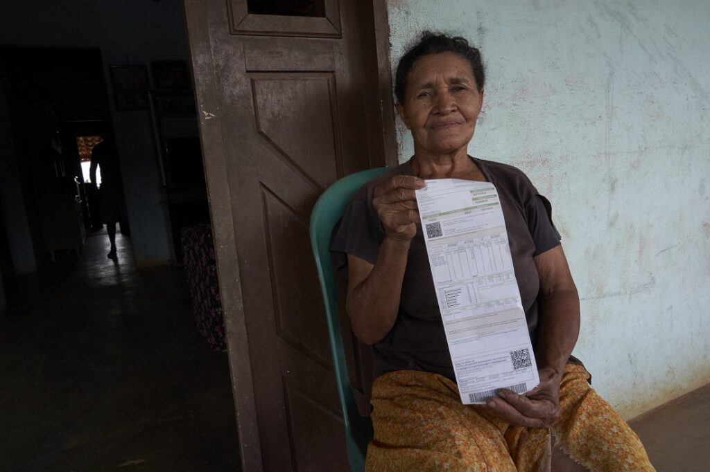 Assentada rural mostra conta de luz elevada, apesar de arrendar parte de seu terreno para operação de torres eólicas (Foto: Mariana Greif/Repórter Brasil)