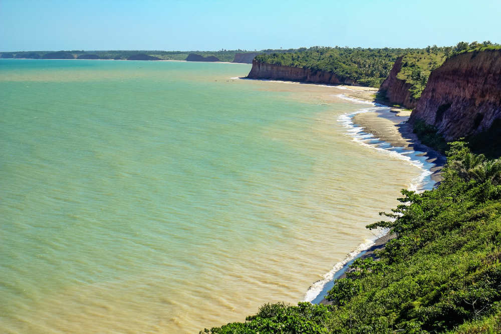 Trecho de falésia em praia de Cumuruxatiba, distrito da cidade de Prado, no sul da Bahia (Foto: Diego Teschi/Wikipedia)