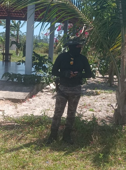 Segurança armado e encapuzado que ameaçou as mulheres do povo Pataxó (Foto: Arquivo pessoal/Povo Pataxó)