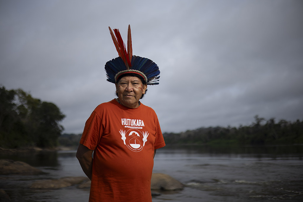 ENGLISH Shaman Davi Kopenawa at a historic gathering of Yanomami Shamans in Palimiu, on the Uraricoera river, one of the areas most devastated by illegal mining in the Yanomami Territory (Photo: Bruno Kelly/Hutukara Yanomami Association)