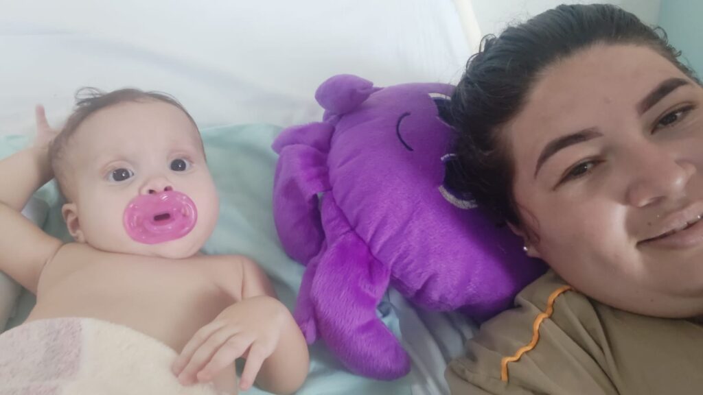 A pequena Laura passando por quimioterapia para tratar uma Leucemia Linfótica Aguda, doença rara constatada na comunidade do Tomé, que fica entre Limoeiro do Norte e Quixeré, no Ceará (Foto: Arquivo pessoal)