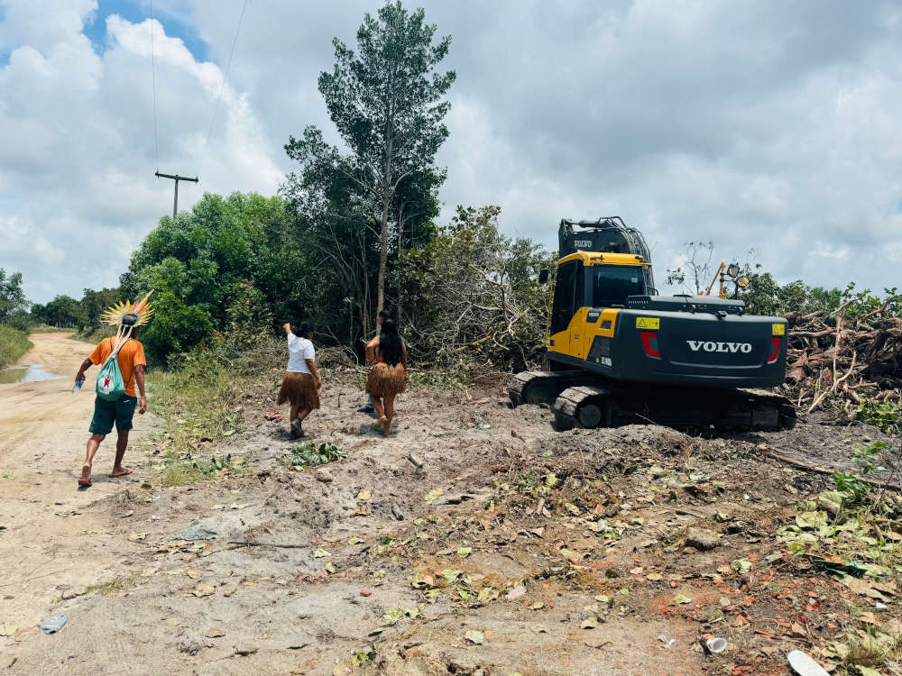 Indígenas impedem que máquina continue derrubado cajueiros e vegetação nativa (Foto: Arquivo pessoal/Povo Pataxó)