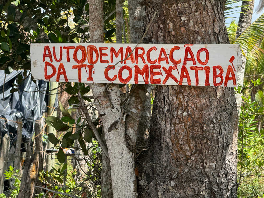 Placa afixada pelos indígenas indicando a autodemarcação do território (Foto: Arquivo pessoal/Povo Pataxó)