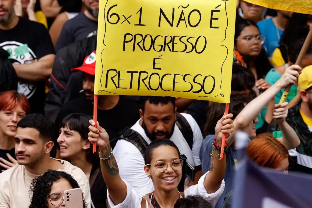 Manifestantes protestam pelo fim da jornada de trabalho 6x1, na Cinelândia, centro do Rio de Janeiro (Foto: Tânia Rêgo/Agência Brasil)