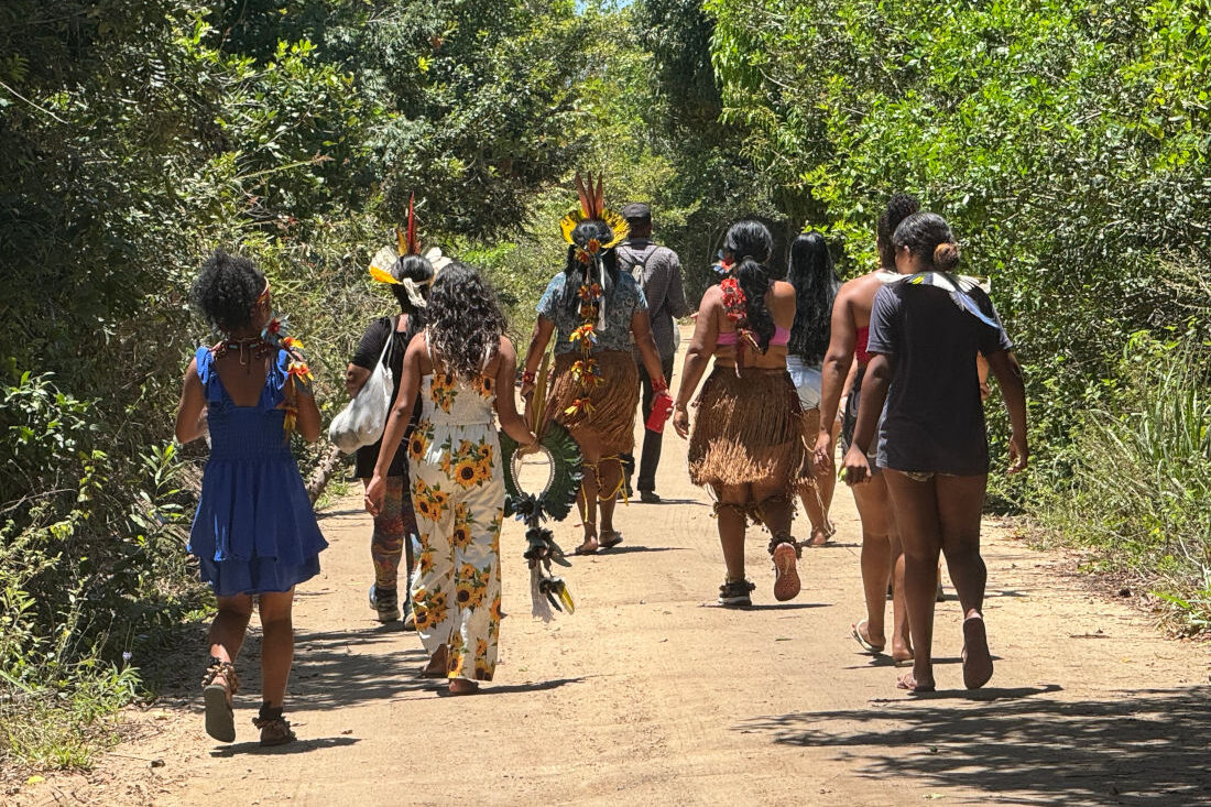 Mulheres Pataxó realizam a autodemarcação da Terra Indígena Comexatibá, no sul da Bahia (Foto: Arquivo pessoal/Povo Pataxó)