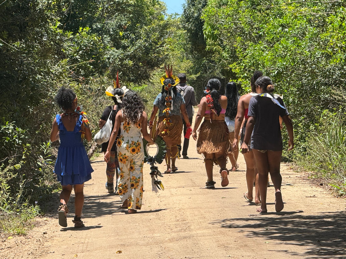 Mulheres Pataxó realizam a autodemarcação da Terra Indígena Comexatibá, no sul da Bahia (Foto: Arquivo pessoal/Povo Pataxó)