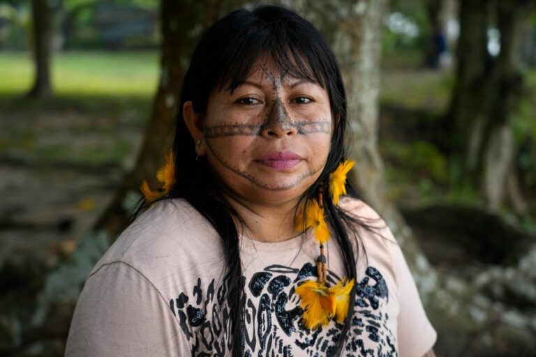A líder indígena Alessandra Korap Munduruku conta em entrevista como percebe o impacto das mudanças climáticas em sua terra natal: "Antigamente, em novembro, a floresta ficava úmida" (Foto: Fernando Martinho/Repórter Brasil)